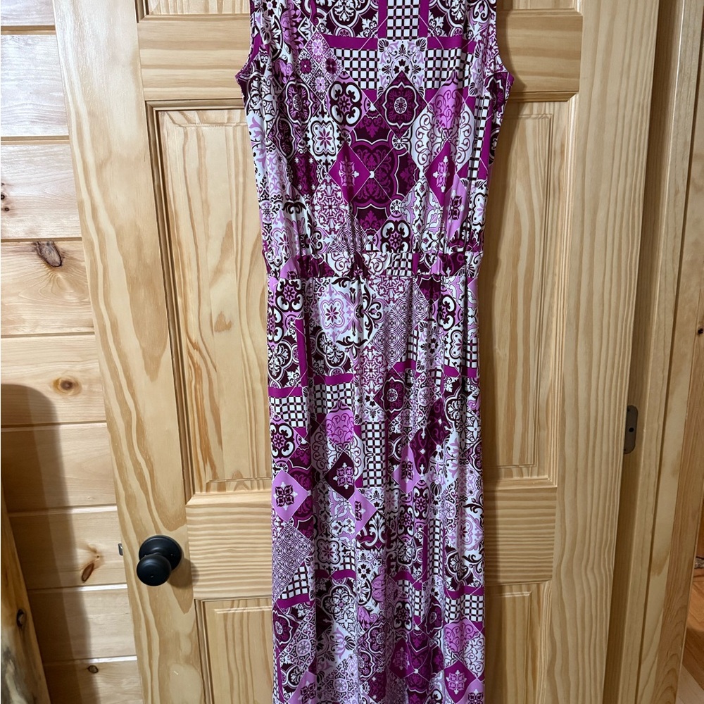 Ladies multicolor dress never wore
Size small would be great for a tall person